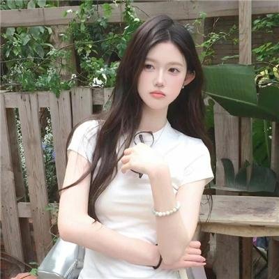 庭院里的女人